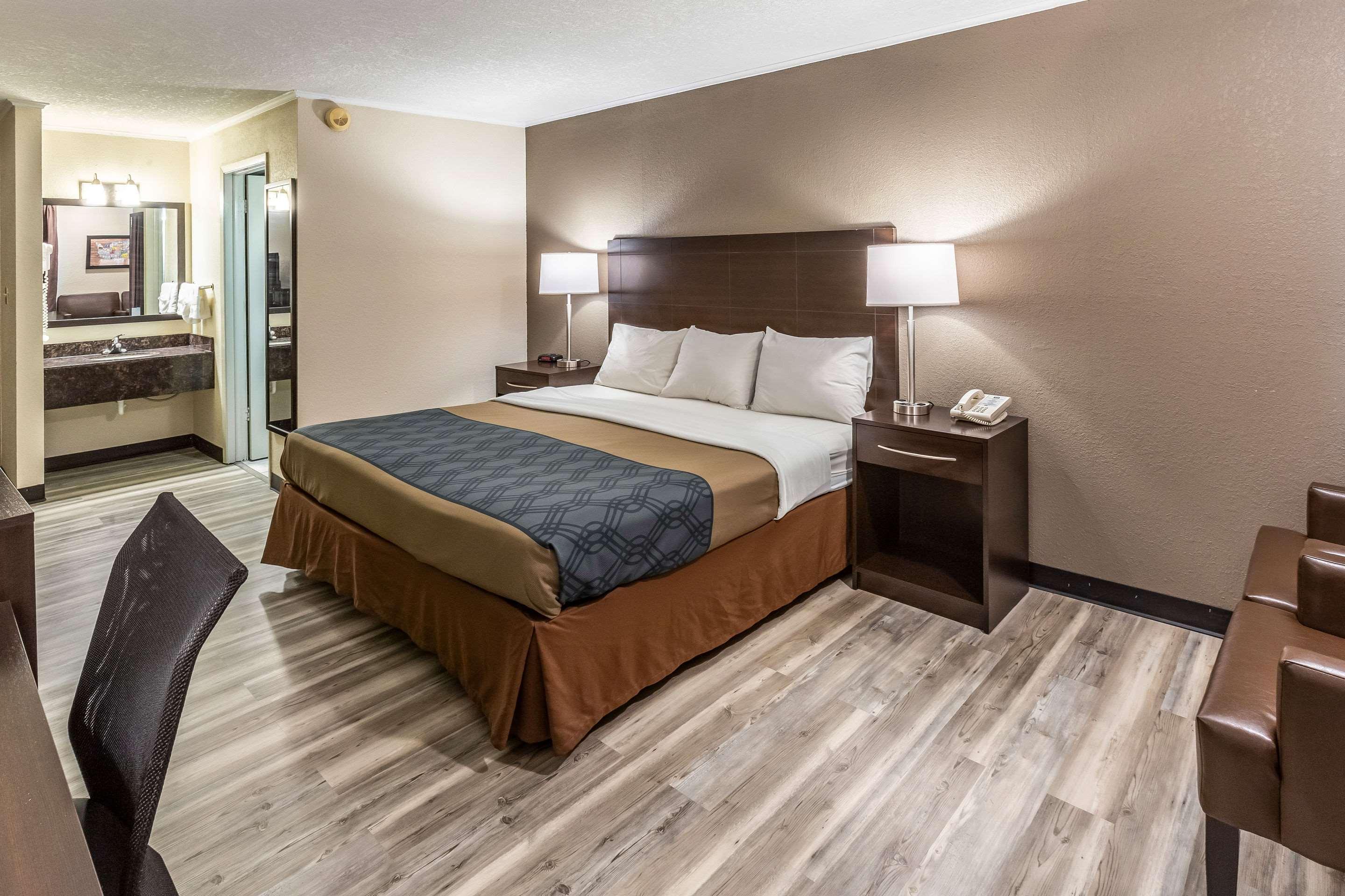 Hotel Econo &